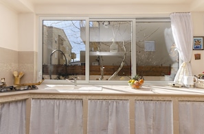 Private kitchen | Fridge, microwave, stovetop, electric kettle - Apartment Mirella II (Tribunj)
