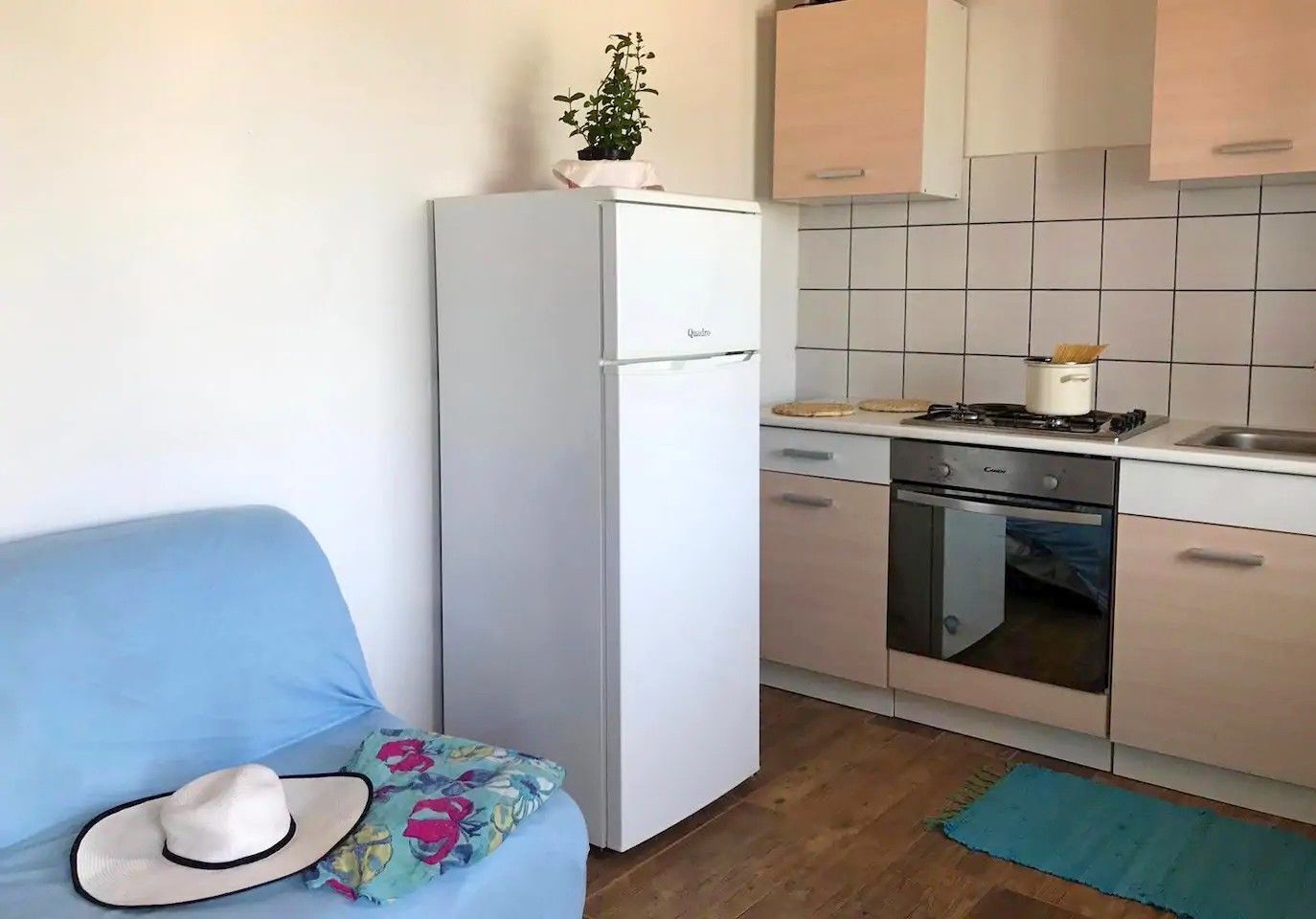 Yksityinen keittiö | Jääkaappi, uuni, liesi, vedenkeitin