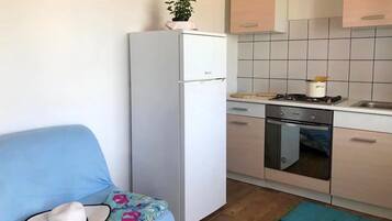 Yksityinen keittiö | Jääkaappi, uuni, liesi, vedenkeitin