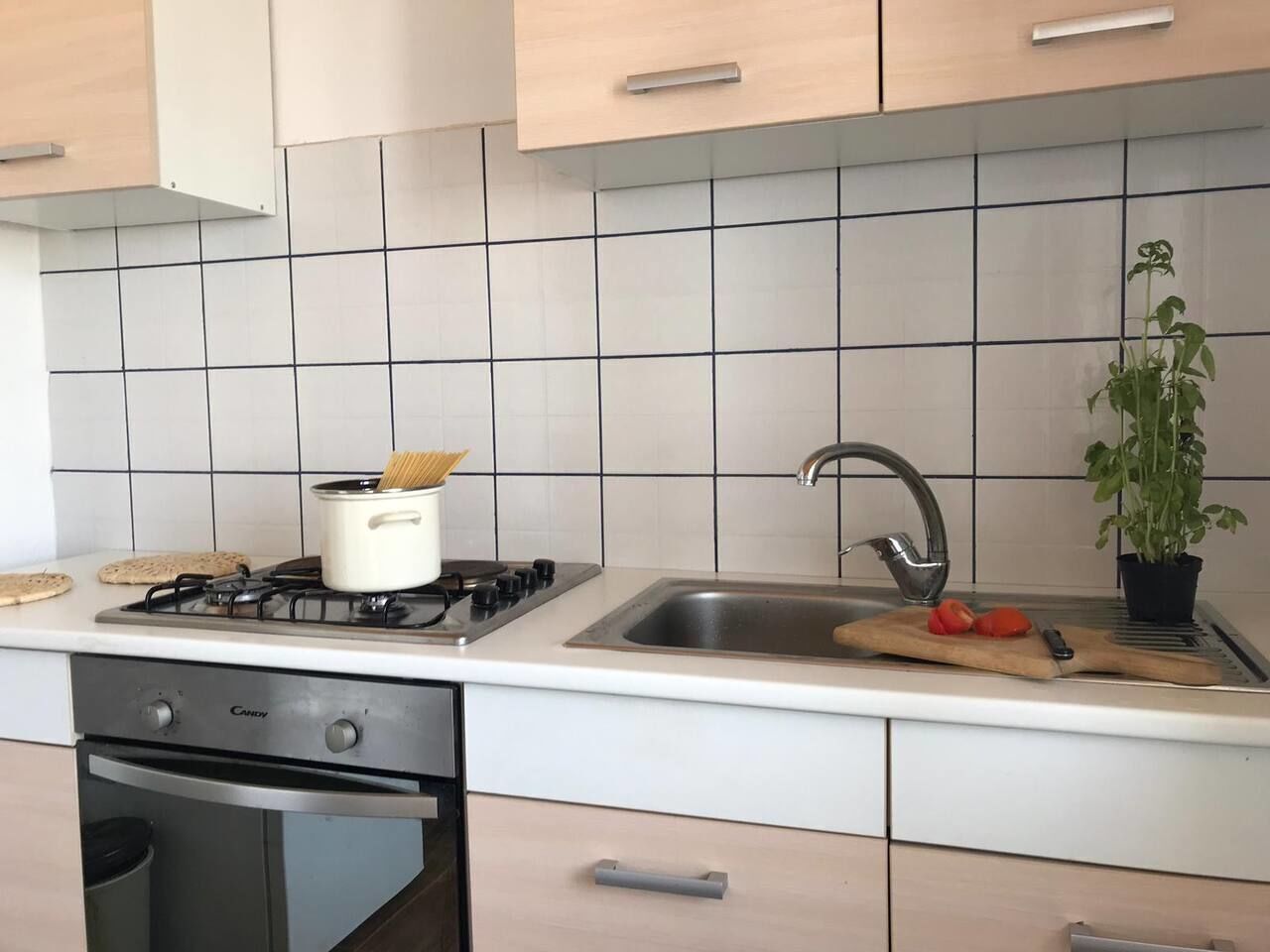 Een moderne keuken met een gasfornuis, een spoelbak en een aanrecht.