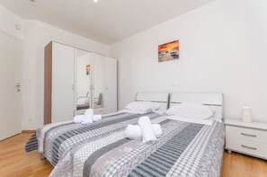 Iron/ironing board, free WiFi, bed sheets