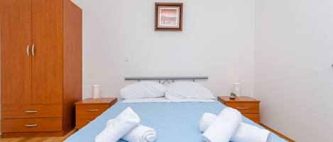 Iron/ironing board, free WiFi, bed sheets