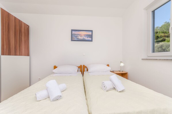 Iron/ironing board, free WiFi, bed sheets