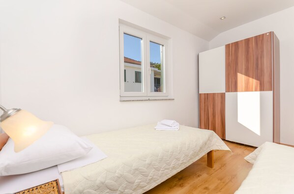 Iron/ironing board, free WiFi, bed sheets