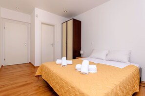 Iron/ironing board, free WiFi, bed sheets