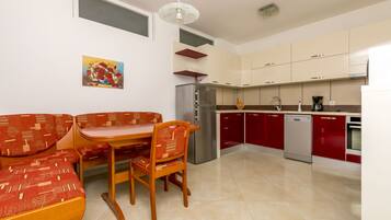 Private kitchen | Fridge, microwave, oven, stovetop