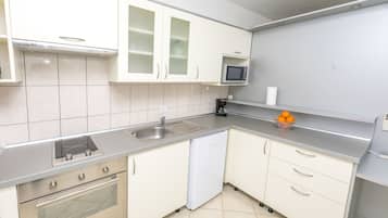 Eigene Küche | Kühlschrank, Mikrowelle, Ofen, Herdplatte