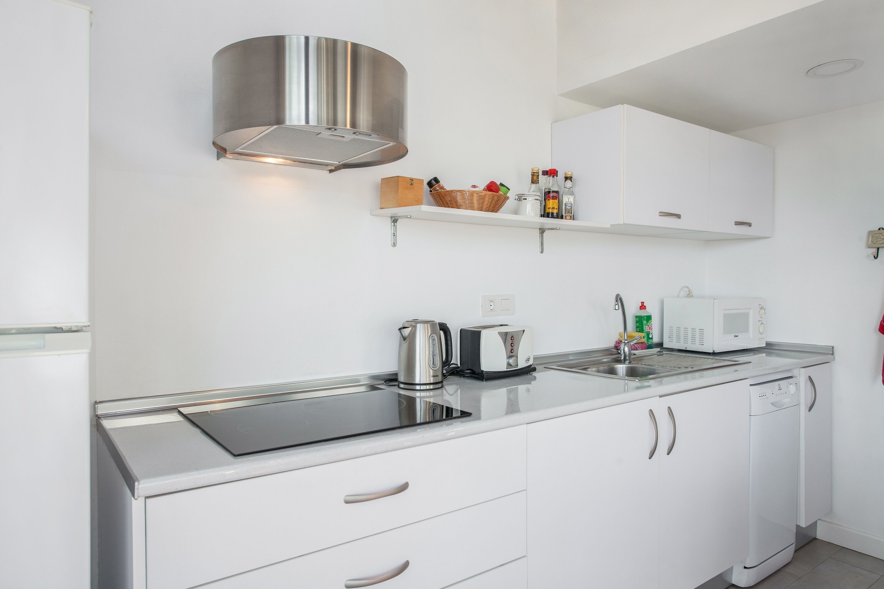 Een koelkast, een magnetron, een kookplaat, een vaatwasser