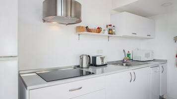 Een koelkast, een microgolfoven, een kookplaat, een vaatwasser