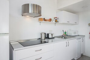 Kühlschrank, Mikrowelle, Herdplatte, Geschirrspüler