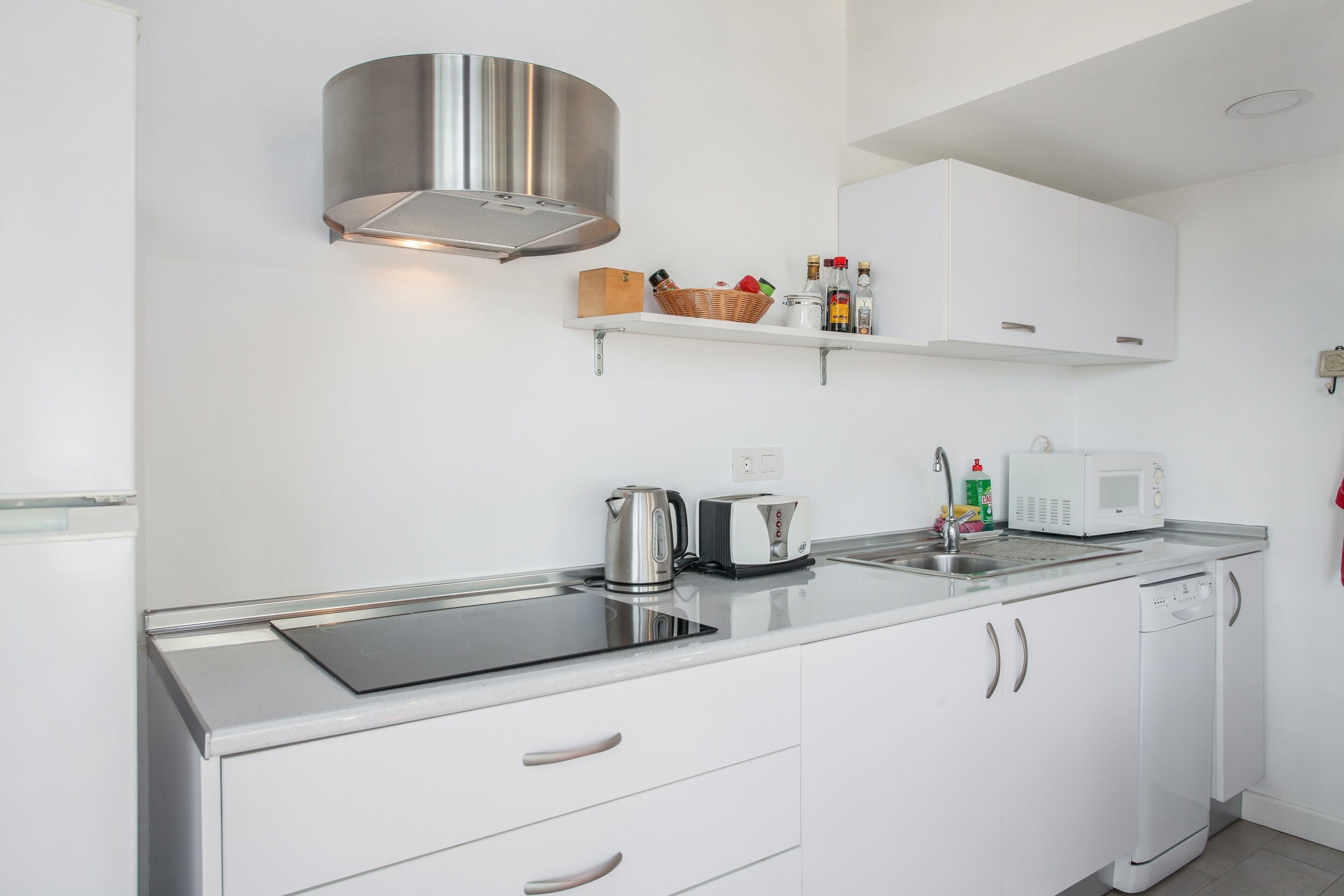 Kühlschrank, Mikrowelle, Herdplatte, Geschirrspüler