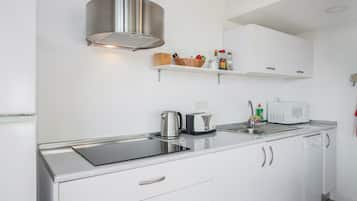 Kühlschrank, Mikrowelle, Herdplatte, Geschirrspüler