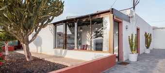 Villa "Bioenergika Sol" met glasvezel Wi-FI, terras, uitzicht op de bergen & tuin