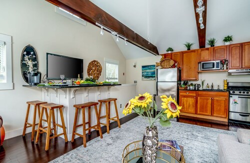 Cozy guest cottage located off historic Bellevue Ave walking distance everywhere