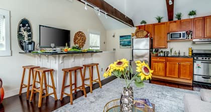 Cozy guest cottage located off historic Bellevue Ave walking distance everywhere