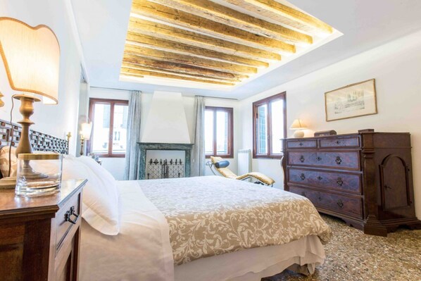 3 habitaciones, tabla de planchar con plancha, wifi y ropa de cama 