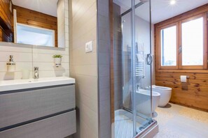 Shower, jetted tub, free toiletries, hair dryer