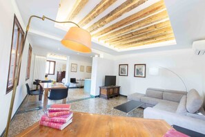 TV - Ca Grimani Private Terrace and Great Canal View (Venezia)