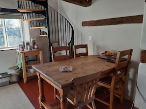 Deluxe Cottage (2 -4 Adults) | In-room dining - Crockery Cottage (Towcester)