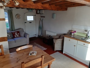 Deluxe Cottage (2 -4 Adults) | In-room dining - Crockery Cottage (Towcester)