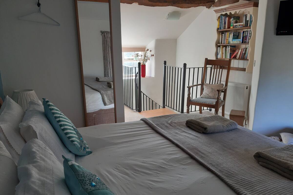 Deluxe Cottage (2 -4 Adults) | 1 bedroom, blackout curtains, iron/ironing board, free WiFi