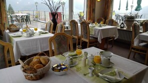 Desayuno continental diario (EUR 12 por persona)