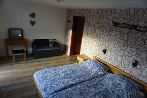 Escritorio y espacio para trabajar con laptop 