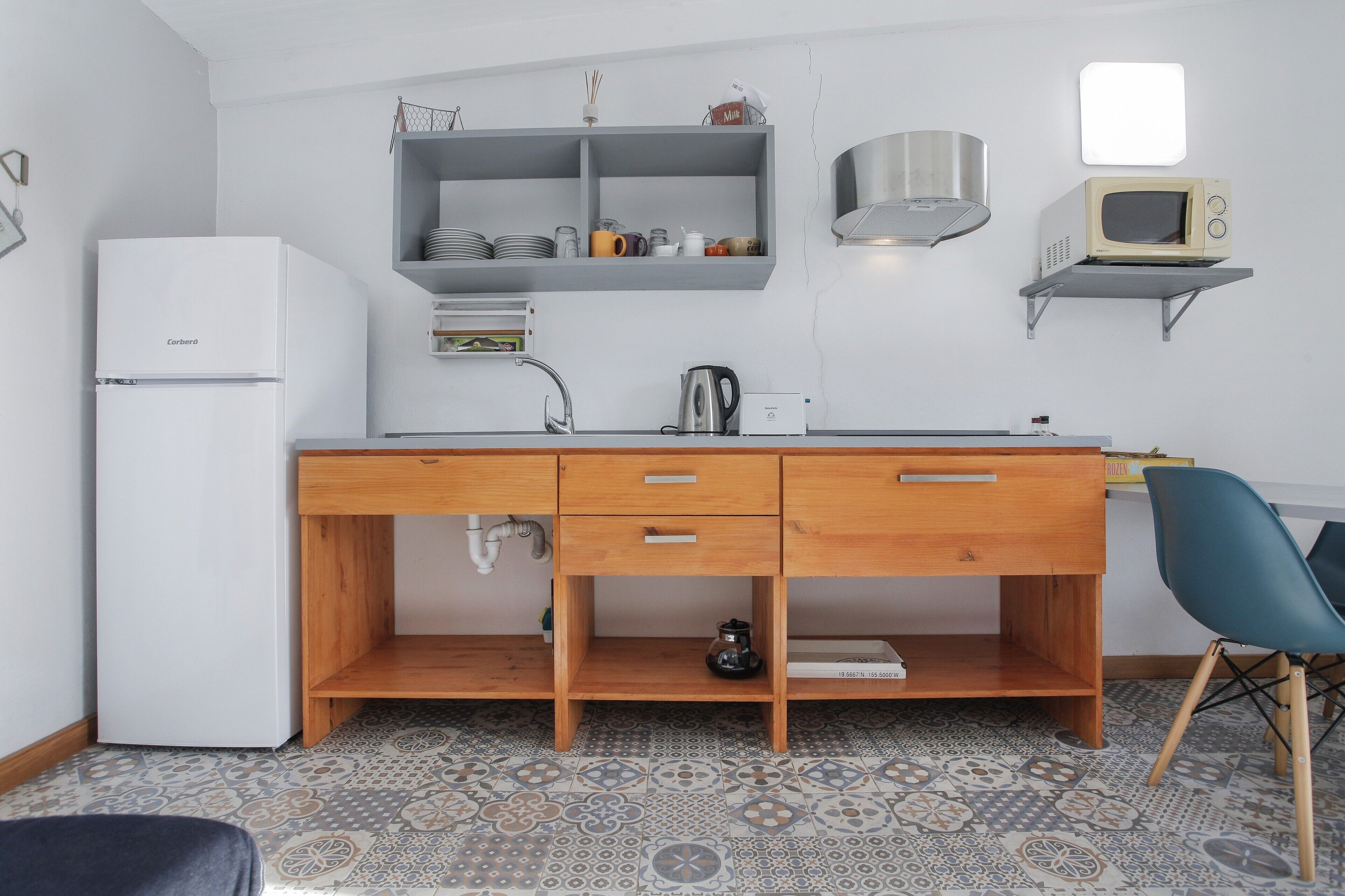 Kühlschrank, Mikrowelle, Herdplatte, Wasserkocher mit Kaffee-/Teezubehör