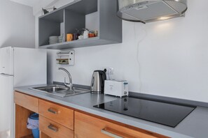 Jääkaappi, mikroaaltouuni, liesi, kahvin-/teenkeitin