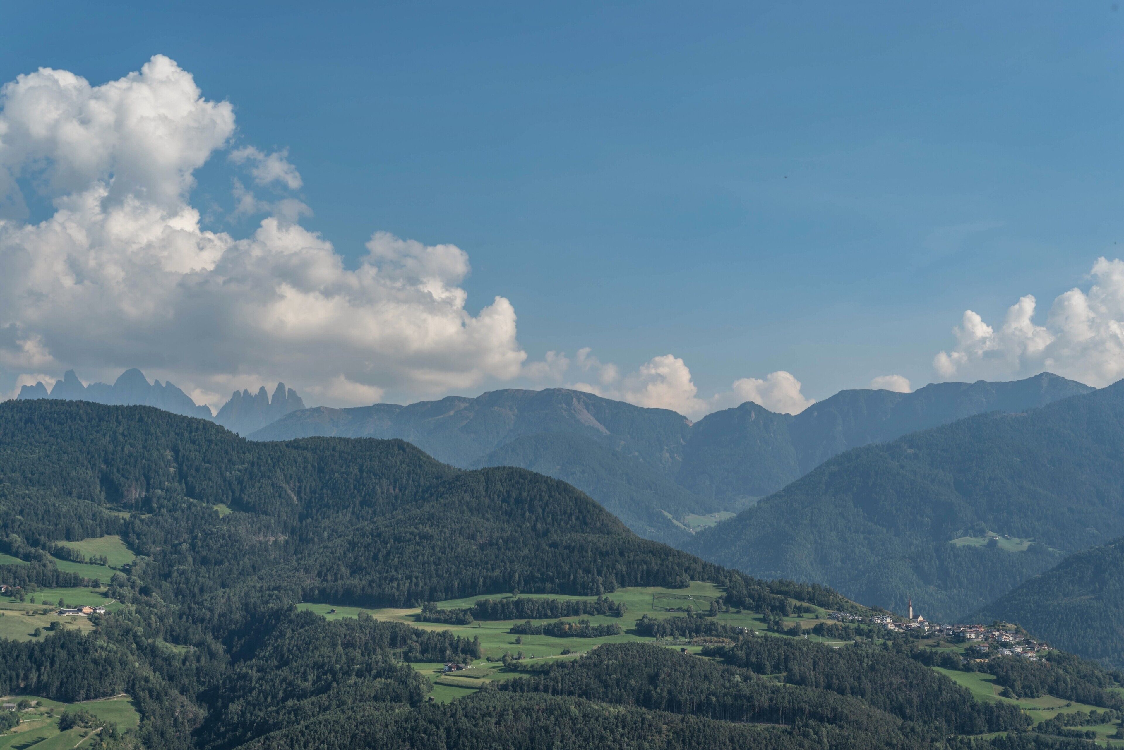 Un paysage montagneux avec un village niché au fond de la vallée.