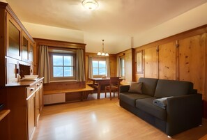 TV, table tennis - Holiday Apartment “Rafaser - Rustika” with Mountain View, Wi-Fi, Balcony & Garden (Feldthurns)