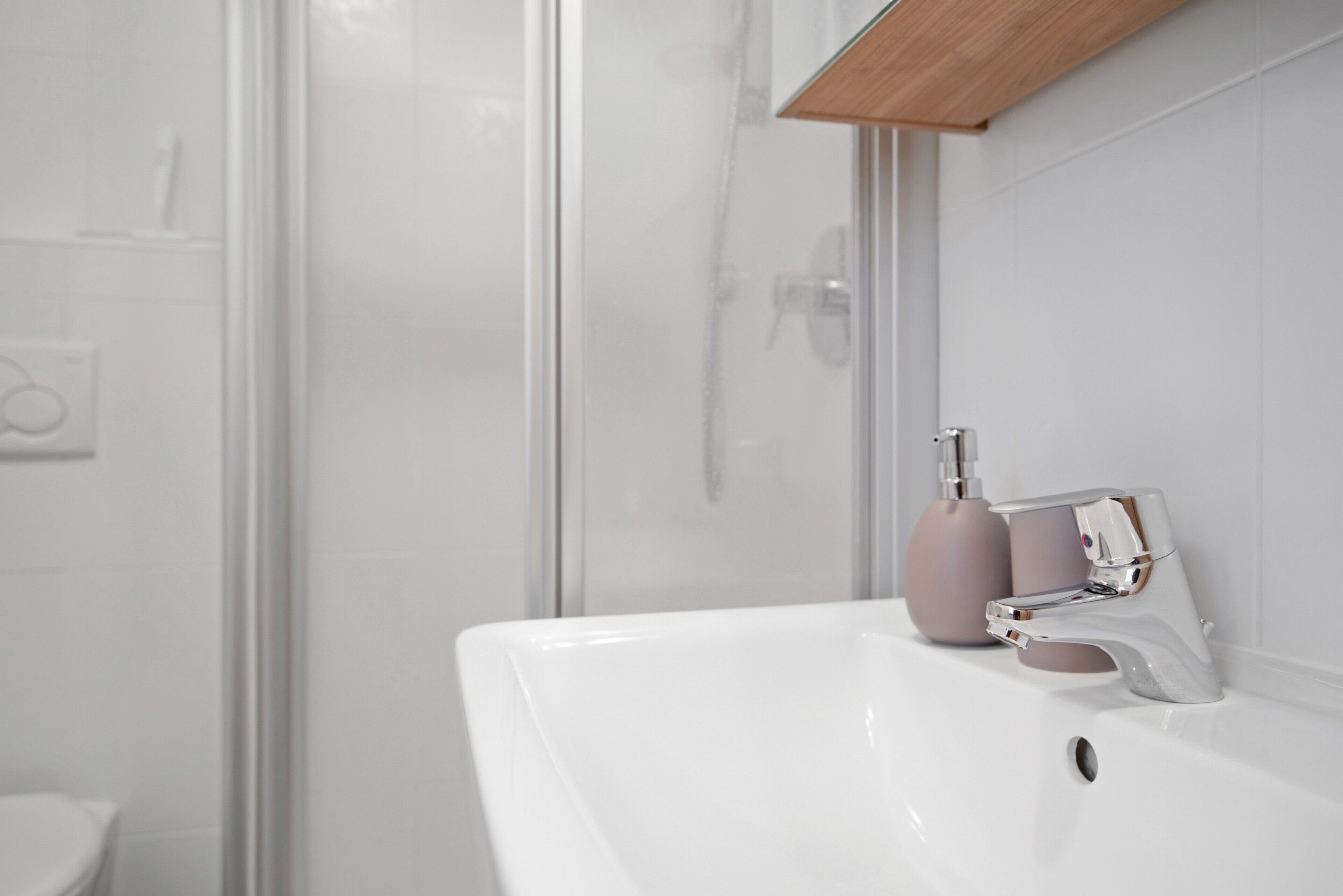 Douche, sèche-cheveux, serviettes fournies