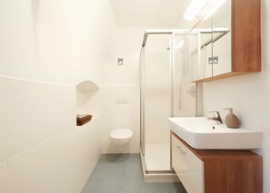 Een douche, een haardroger, handdoeken