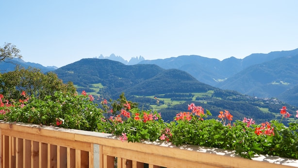 A wooden balcony with a view of mountains and greenery. - Holiday Apartment “Rafaser - Albina” with Mountain View & Wi-Fi (Feldthurns)