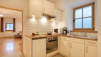 Een koelkast, een microgolfoven, een oven, een kookplaat