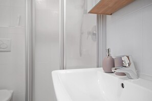 Suihku, hiustenkuivaaja, pyyhkeet