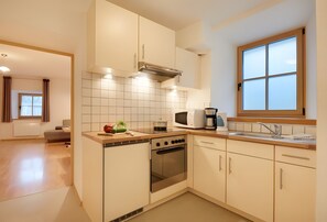 Fridge, microwave, oven, stovetop - Holiday Apartment “Rafaser - Albina” with Mountain View & Wi-Fi (Feldthurns)