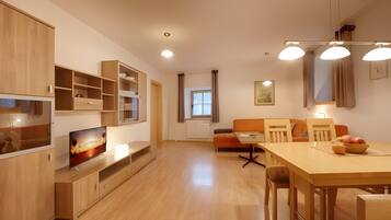 Tv och ett bordtennisbord