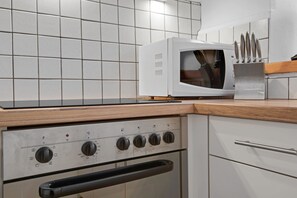 Fridge, microwave, oven, stovetop - Holiday Apartment “Rafaser - Albina” with Mountain View & Wi-Fi (Feldthurns)