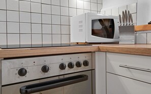 Jääkaappi, mikroaaltouuni, uuni, liesi