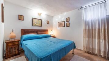 2 makuuhuonetta, silitysrauta/-lauta, vuodevaatteet