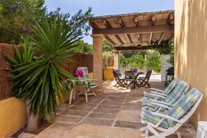 Outdoor dining - Holiday Home 'S Estanyol' with Sea View, Wi-Fi and Air Conditioning (Urbanización S'Estanyol)