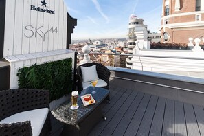 Daily continental breakfast (EUR 7.5 per person)