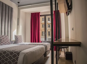 Basic Triple Room, Private Bathroom, City View (TmV) | In-room safe, desk, blackout drapes, soundproofing - Hostal Juliette & Coworking (Madrid)