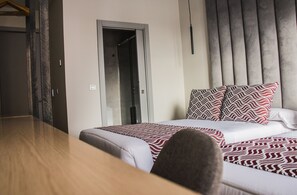 Basic trippelrum - privat badrum - utsikt mot staden (TmV) | Värdeförvaringsskåp på rummet, skrivbord och mörkläggningsgardiner
