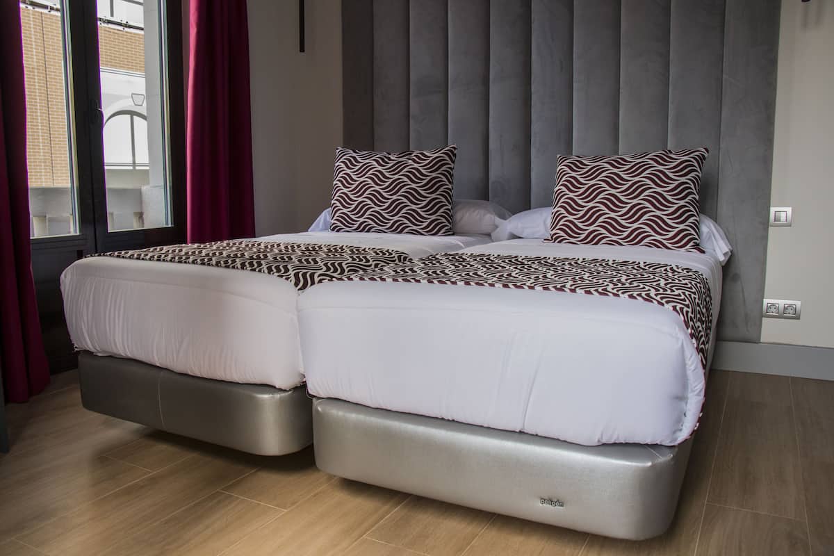 Standaard Twin kamer, en-suite badkamer, uitzicht op stad (D2V) | Een kluis op de kamer, een bureau, verduisterende gordijnen
