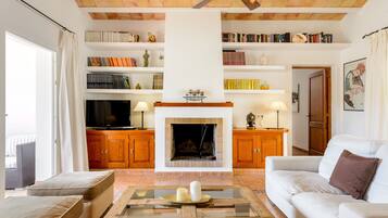 Televisión, chimenea, tenis de mesa y estéreo