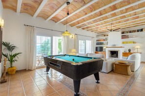 Games room - Luxurious Villa “Casa Olivo” with Mountain View, Pool, Wi-Fi, Balcony & Air Conditioning (Sant Josep de Sa Talaia)