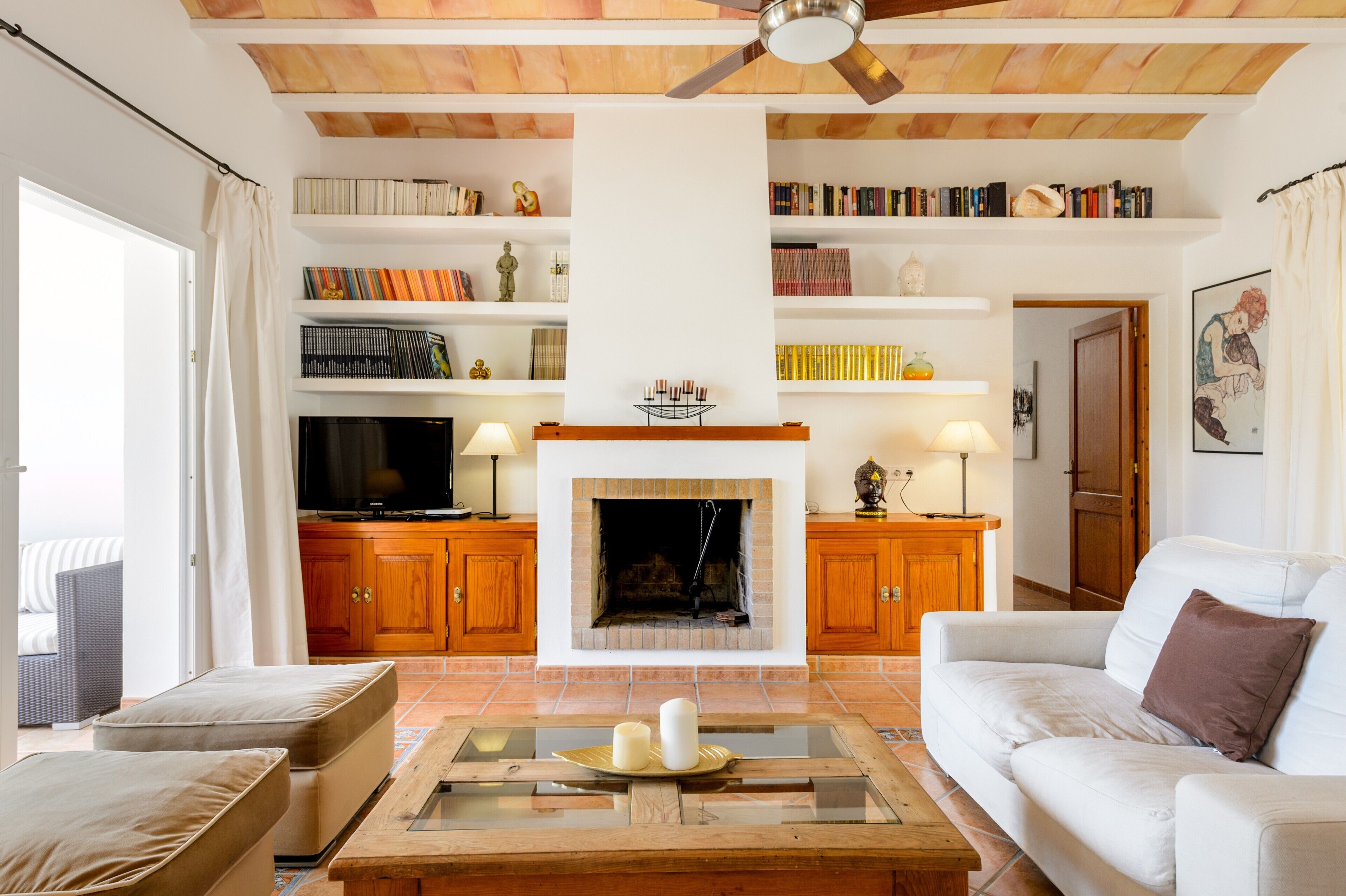 Una televisión, una chimenea, una mesa de tenis de mesa