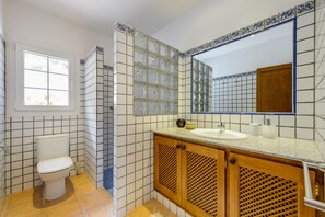 Dusche, Haartrockner, Handtücher